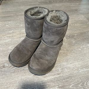 Girls UGGS size 3 US.
